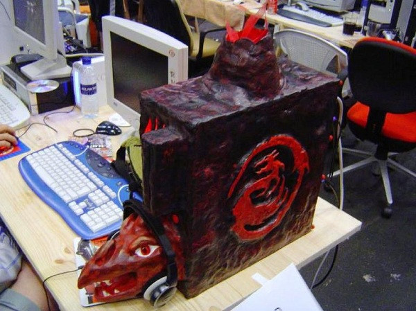 Một chiếc case quái vật khác phiên bản rồng đỏ.