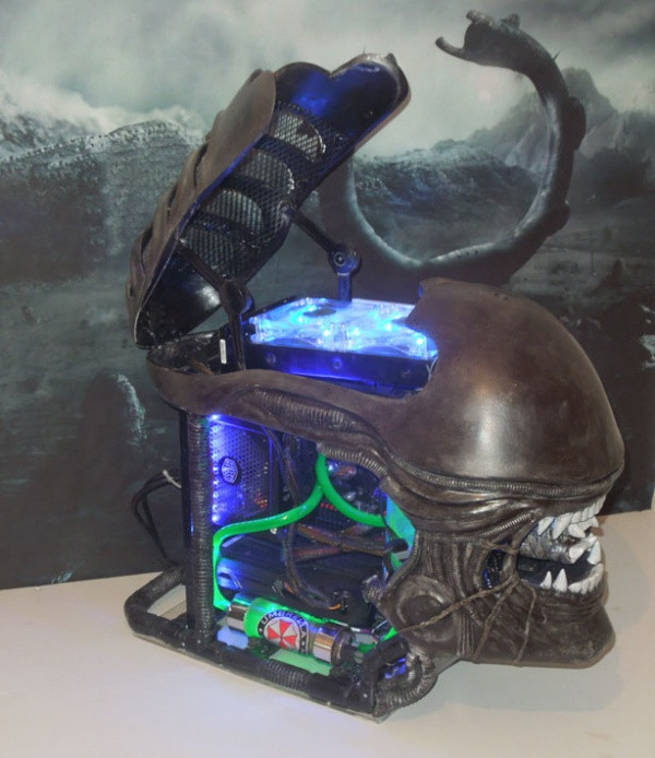 Bộ case PC lấy cảm hứng từ quái thú không gian hấp dẫn fan của series phim Alien. Alien PC Case Mod này được làm bằng sợi thủy tinh vải với nhựa epoxy, bộ xương được làm bằng ống nhựa và đặc biệt cái lưỡi có thể phóng ra ''tấn công'' khi cần.