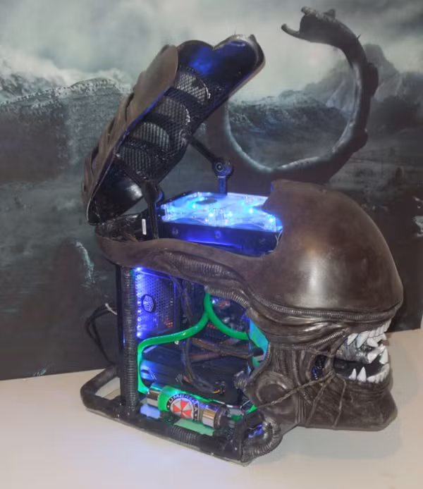 Bộ case PC lấy cảm hứng từ quái thú không gian hấp dẫn fan của series phim Alien. Alien PC Case Mod này được làm bằng sợi thủy tinh vải với nhựa epoxy, bộ xương được làm bằng ống nhựa và đặc biệt cái lưỡi có thể phóng ra ''tấn công'' khi cần.
