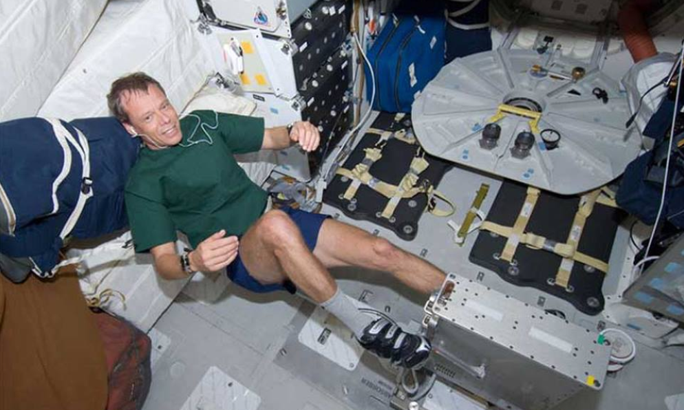 Máy đạp xe được thiết kế không có yên ngồi. Thay vào đó, phi hành gia sẽ tựa vào miếng đệm ở sau lưng, giữ cơ thể cố định với tay nắm ở 2 bên. Thiết bị này giúp các phi hành gia tập luyện toàn bộ phần bên dưới cơ thể như đùi, chân và bàn chân