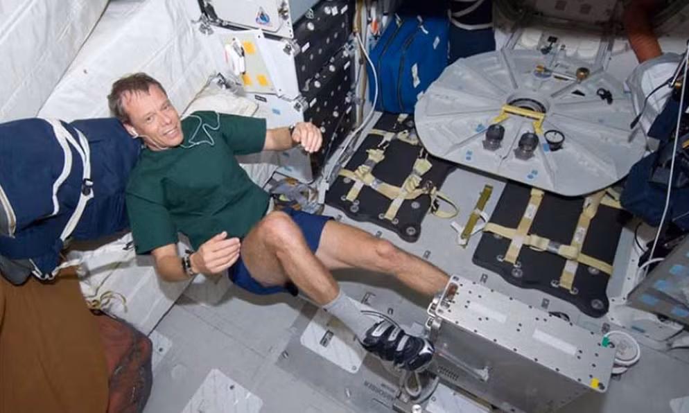 Máy đạp xe được thiết kế không có yên ngồi. Thay vào đó, phi hành gia sẽ tựa vào miếng đệm ở sau lưng, giữ cơ thể cố định với tay nắm ở 2 bên. Thiết bị này giúp các phi hành gia tập luyện toàn bộ phần bên dưới cơ thể như đùi, chân và bàn chân