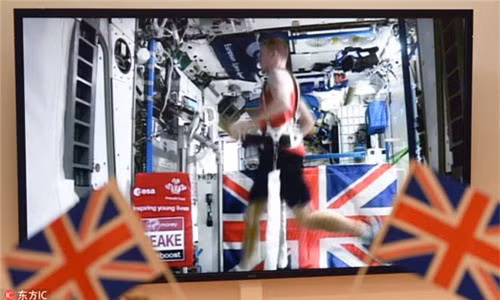 Tim Peake đang chạy trên máy tập, bức ảnh được ghi vào năm 2016. Nhà du hành này nỗ lực để trở thành vận động viên marathon nhanh nhất trong không gian, với 3h35'21.