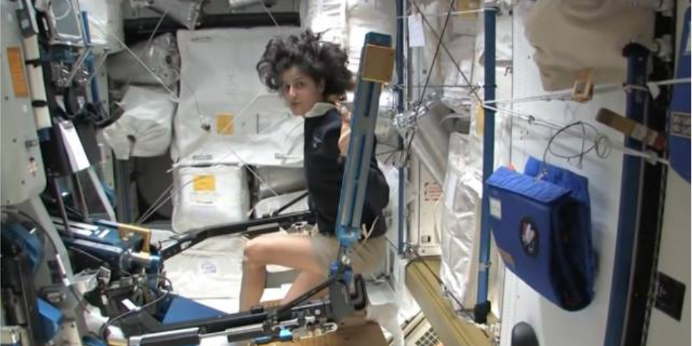 Trong một tuần các phi hành gia phải tập các bài tập khác nhau và tất nhiên phải có thiết bị hỗ trợ để tránh việc tập thể dục trong tình trạng lơ lửng hay mọi vật đều nhẹ tênh.