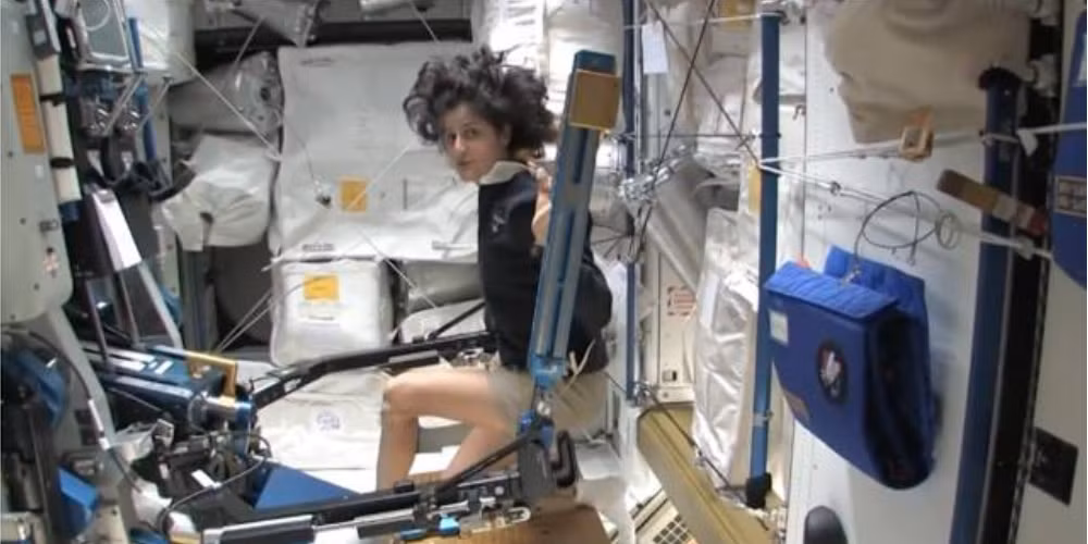 Trong một tuần các phi hành gia phải tập các bài tập khác nhau và tất nhiên phải có thiết bị hỗ trợ để tránh việc tập thể dục trong tình trạng lơ lửng hay mọi vật đều nhẹ tênh.