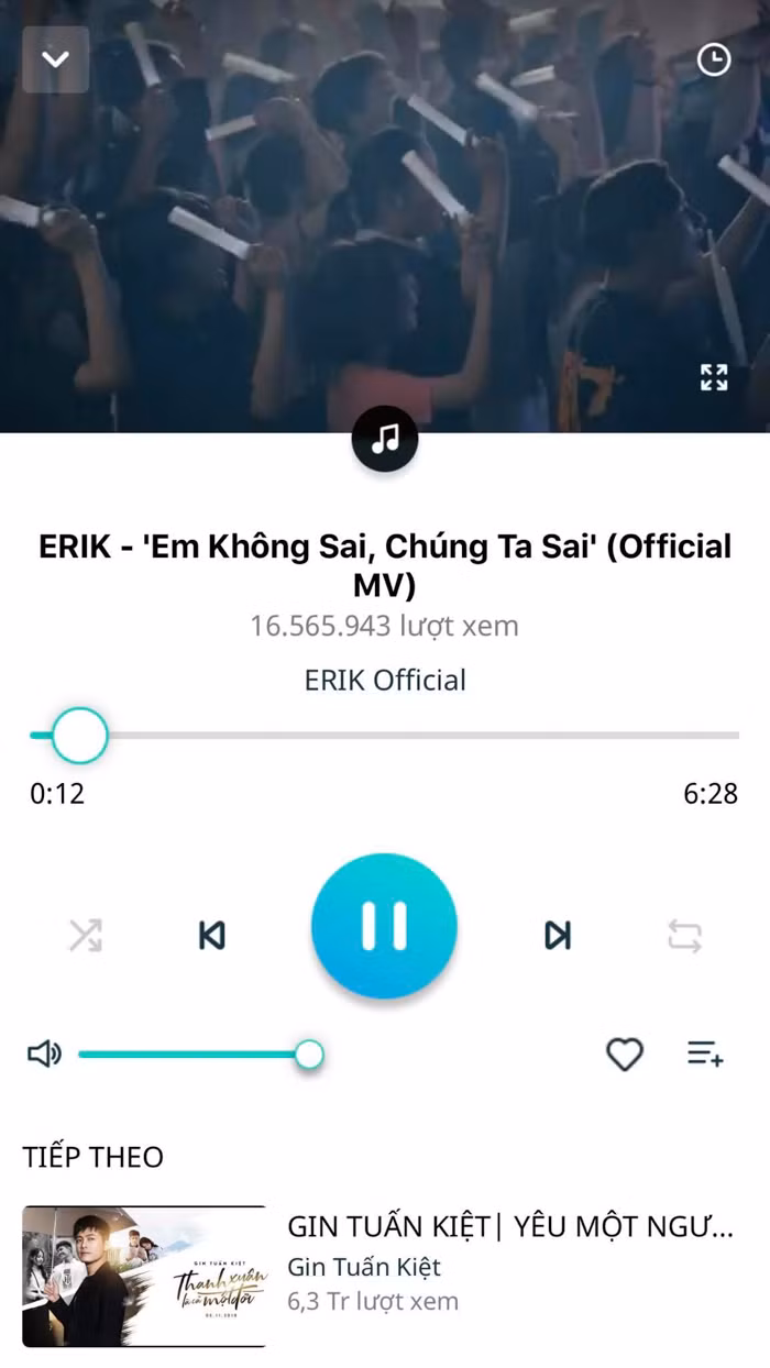 Khi bạn cài nó xong thì mở lên, chọn video cần nghe, bấm play, chờ cho quảng cáo chạy xong rồi vào video chính. Và thế là, bạn đã có thể thoát về màn hình Home hoặc tắt màn hình.
