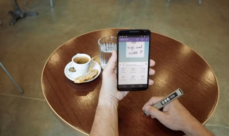 Bút cảm ứng Phree được phát triển bởi công ty công nghệ OTM của Isreal. Thiết bị sử dụng cảm biến quang học để đo chuyển động theo không gian ba chiều. Chỉ cần kết nối với smartphone, người dùng có thể viết và vẽ mọi thứ họ muốn ở mọi mặt phẳng và nội dung sẽ hiện trên điện thoại một cách dễ dàng.