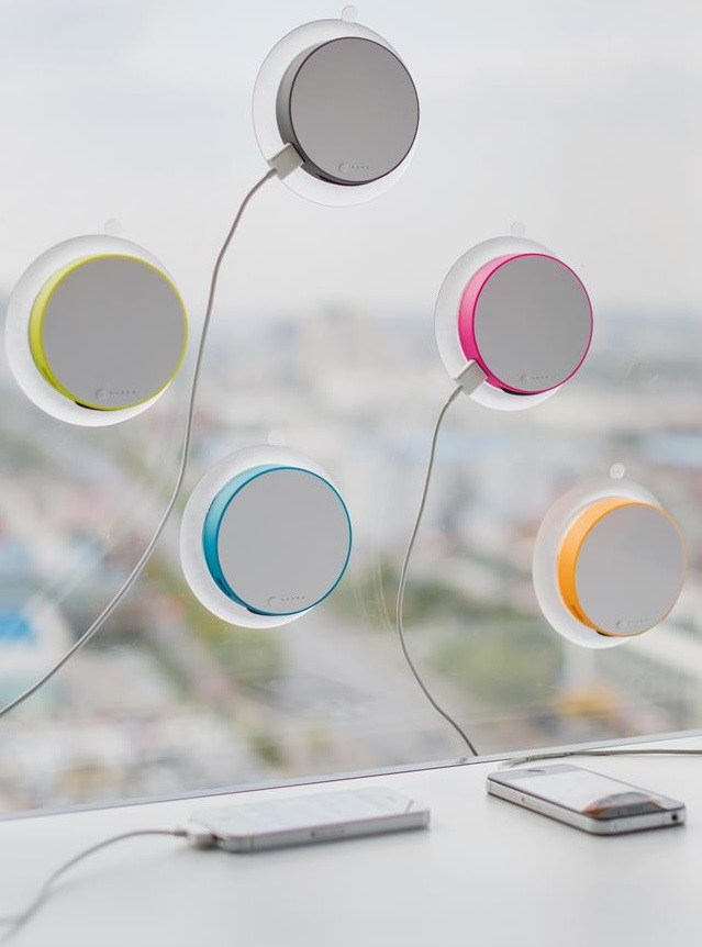 Cổng sạc Port là một thiết bị sạc điện thoại nhỏ gọn sử dụng năng lượng mặt trời. Thiết bị có một pin chuyển đổi đặc biệt có thể chuyển năng lượng mặt trời thành điện năng. Người dùng chỉ cần gắn cổng sạc lên cửa kính nơi có ánh sáng mặt trời chiếu vào, và kết nối với điện thoại bằng cáp sạc, điện thoại sẽ ngay lập tức được sạc pin.