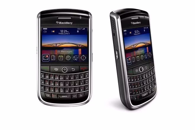 BlackBerry Tour xuất hiện vào tháng 7/2009. Nó có màn hình 480x360, 250ppi, camera 3.2-megapixel, và hỗ trợ thẻ nhớ microSD tối đa 32GB. Nó cũng có trackball tương tự Curve và Bold.