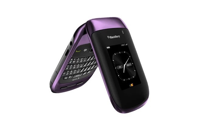 BlackBerry Style ra mắt vào cuối năm 2010 với thiết kế nắp gập. Màn hình bên trong của nó có độ phân giải 360x400, trong khi màn hình ngoài có độ phân giải 240x320. Khi mở ra, người dùng sẽ thấy bàn phím QWERTY đầy đủ, cùng với trackpad quang học. Máy còn có camera 5-megapixel nữa.