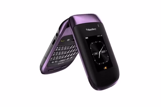 BlackBerry Style ra mắt vào cuối năm 2010 với thiết kế nắp gập. Màn hình bên trong của nó có độ phân giải 360x400, trong khi màn hình ngoài có độ phân giải 240x320. Khi mở ra, người dùng sẽ thấy bàn phím QWERTY đầy đủ, cùng với trackpad quang học. Máy còn có camera 5-megapixel nữa.