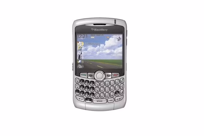 BlackBerry Curve ra mắt lần đầu vào năm 2007 với mẫu 8300. Có một vài biến thể khác, nhưng hầu hết đều có camera 2-megapixel, trackball như dòng Pearl, và màn hình 320x240. So với các dòng BlackBerry trước đây, Curve có màn hình độ phân giải cao hơn, cùng nhiều tính năng bổ sung.