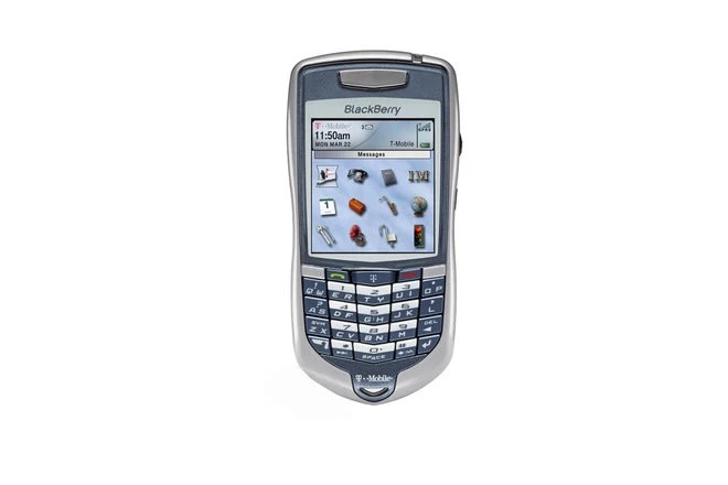 Series 7100 có nhiều mẫu, tất cả đều có bàn phím mà BlackBerry gọi là SureType. Khác với bàn phím QWERTY truyền thống, bàn phím SureType cũng có bố cục QWERTY nhưng mỗi nút bấm lại có 2 ký tự, giúp thiết bị trở nên mỏng hơn nhiều.