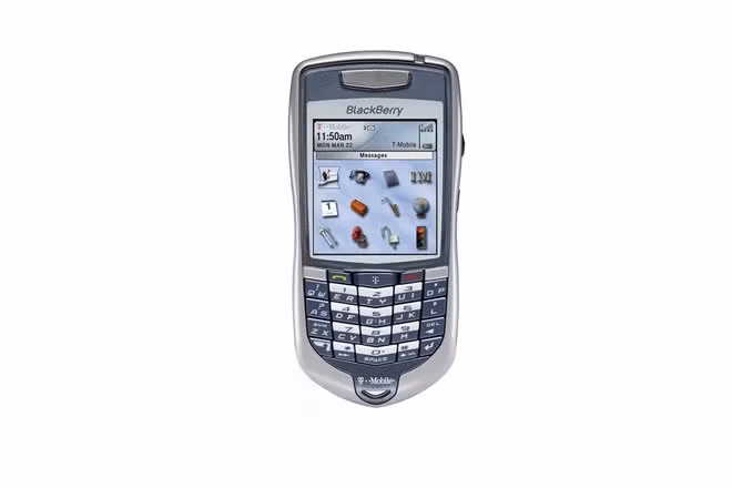 Series 7100 có nhiều mẫu, tất cả đều có bàn phím mà BlackBerry gọi là SureType. Khác với bàn phím QWERTY truyền thống, bàn phím SureType cũng có bố cục QWERTY nhưng mỗi nút bấm lại có 2 ký tự, giúp thiết bị trở nên mỏng hơn nhiều.