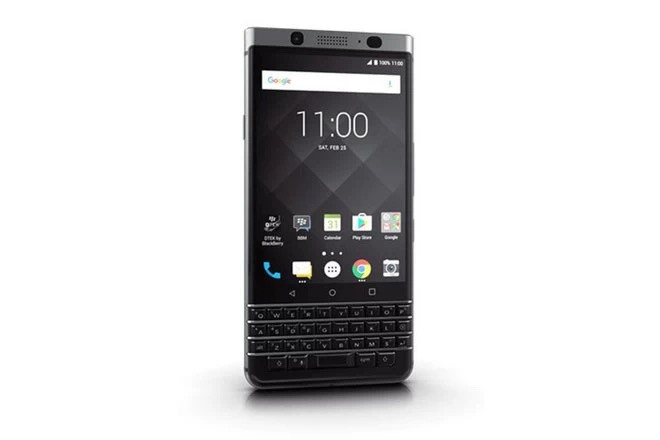 Chiếc điện thoại BlackBerry đầu tiên của TCL - KeyOne - đã đánh gục các fan BlackBerry truyền thống. Nó vẫn chạy Android, nhưng - không như Priv - sở hữu bàn phím cố định nằm ngay bên dưới màn hình. Thân máy là sự kết hợp giữa bộ khung kim loại và mặt lưng hoạt tiết nhám mềm mại. Viên pin 3500 mAh cung cấp thời gian sử dụng lên tới 2 ngày.