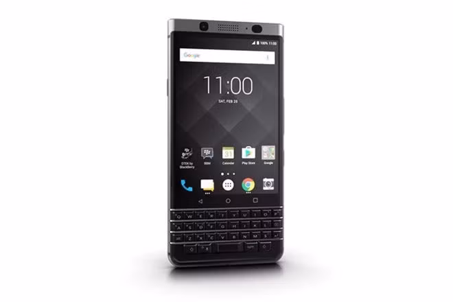 Chiếc điện thoại BlackBerry đầu tiên của TCL - KeyOne - đã đánh gục các fan BlackBerry truyền thống. Nó vẫn chạy Android, nhưng - không như Priv - sở hữu bàn phím cố định nằm ngay bên dưới màn hình. Thân máy là sự kết hợp giữa bộ khung kim loại và mặt lưng hoạt tiết nhám mềm mại. Viên pin 3500 mAh cung cấp thời gian sử dụng lên tới 2 ngày.