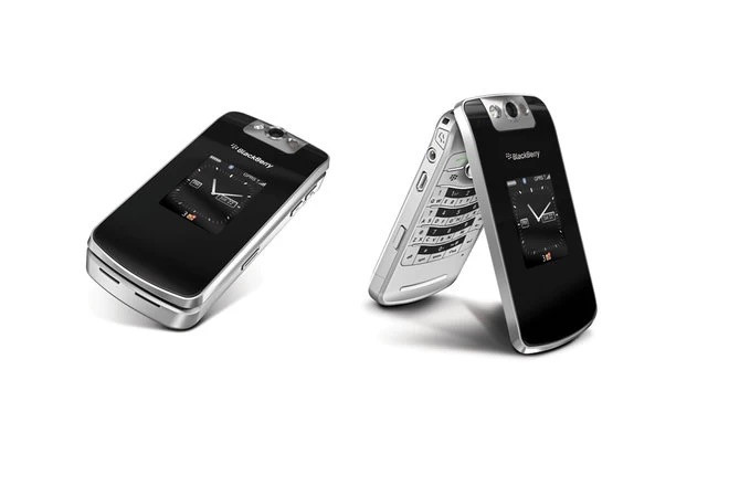 BlackBerry 8220 Pearl Flip được công bố vào năm 2008 với form factor dạng nắp gập. Nó có màn hình bên trong 240x320 và màn hình ngoài 128x160. Vẫn giữ nguyên trackball như series Pearl, cùng camera 2-megapixel, Pearl Flip có bộ nhớ trong 128MB và hỗ trợ thẻ nhớ microSD tối đa 16GB.