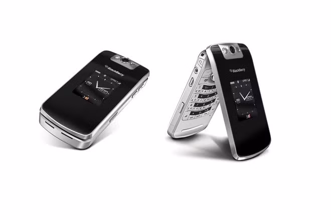 BlackBerry 8220 Pearl Flip được công bố vào năm 2008 với form factor dạng nắp gập. Nó có màn hình bên trong 240x320 và màn hình ngoài 128x160. Vẫn giữ nguyên trackball như series Pearl, cùng camera 2-megapixel, Pearl Flip có bộ nhớ trong 128MB và hỗ trợ thẻ nhớ microSD tối đa 16GB.