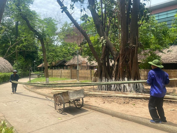 TS.Vũ Hồng Thuật – Phó trưởng phòng Bảo tàng ngoài trời chia sẻ: ''Thông qua việc sửa nhà, người dân địa phương có cơ hội bảo tồn ngôi nhà của mình; đồng thời chia sẻ những câu chuyện liên quan đến phong tục, tập quán làm nhà của họ tới công chúng. Từ đó, góp phần nâng cao ý thức của cộng đồng trong việc bảo tồn, phát huy các giá trị di sản văn hóa ở trong và ngoài địa phương''.