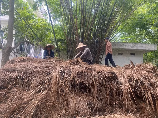 Để bảo tồn di sản văn hóa qua kiến trúc dân gian, Bảo tàng đã mời người dân địa phương về sửa chữa một số hạng mục của ngôi nhà, trong đó có một người là con của chủ nhân ngôi nhà.