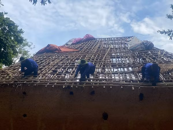 Trong thời gian này, công chúng sẽ được trải nghiệm và tìm hiểu những điều thú vị về kỹ thuật sửa nhà và những câu chuyện văn hóa của người Hà Nhì gắn với ngôi nhà của họ tại Bảo tàng Dân tộc học Việt Nam.