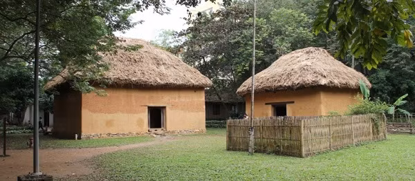  Ngôi nhà Hà Nhì trong khuôn viên Bảo tàng DTHVN được dựng vào năm 2004 và trải qua bốn lần tu sửa. Nhà rộng hơn 80m2, do 20 người Hà Nhì làm trong 56 ngày, theo mẫu nhà của ông Tráng A Lù ở thôn Lao Chải 1, xã Y Tý, huyện Bát Xát, tỉnh Lào Cai.