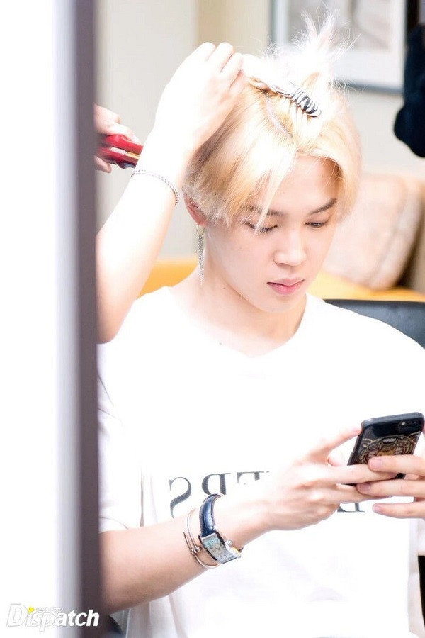 Chiếc Cartier Tank Americaine mà Jimin đang đeo trên tay có giá khoảng 5.750 USD (khoảng 133 triệu đồng) với thiết kế mặt đồng hồ cong cùng dây da độc đáo.