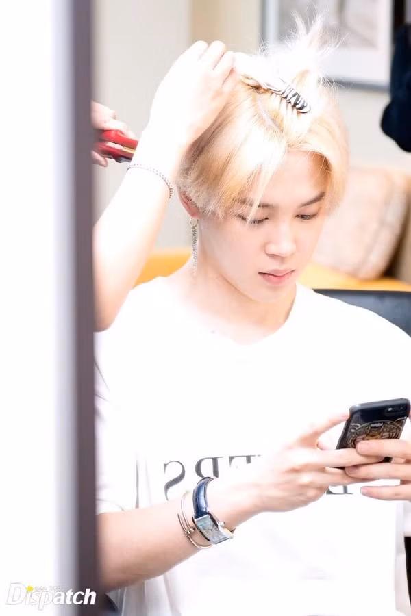 Chiếc Cartier Tank Americaine mà Jimin đang đeo trên tay có giá khoảng 5.750 USD (khoảng 133 triệu đồng) với thiết kế mặt đồng hồ cong cùng dây da độc đáo.