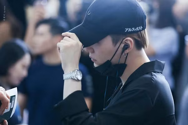 Suga cũng chảng hề kém cạnh khi sắm chiếc đồng hồ Rolex Oyster Perpetual Datejust 36 có giá là 10.000 USD (khoảng 232 triệu đồng).