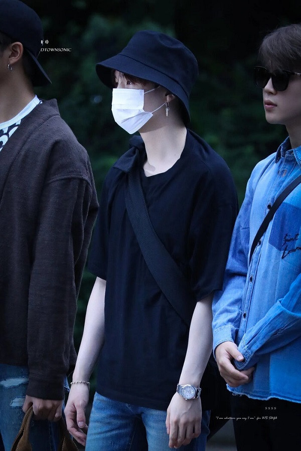 Trong một số lần xuất hiện trước công chúng, chàng rapper này còn được bắt gặp trên tay chiếc đồng hồ mang thương hiệu Audemars Piguet giá trị lên tới 17.750 USD (khoảng 412 triệu đồng).