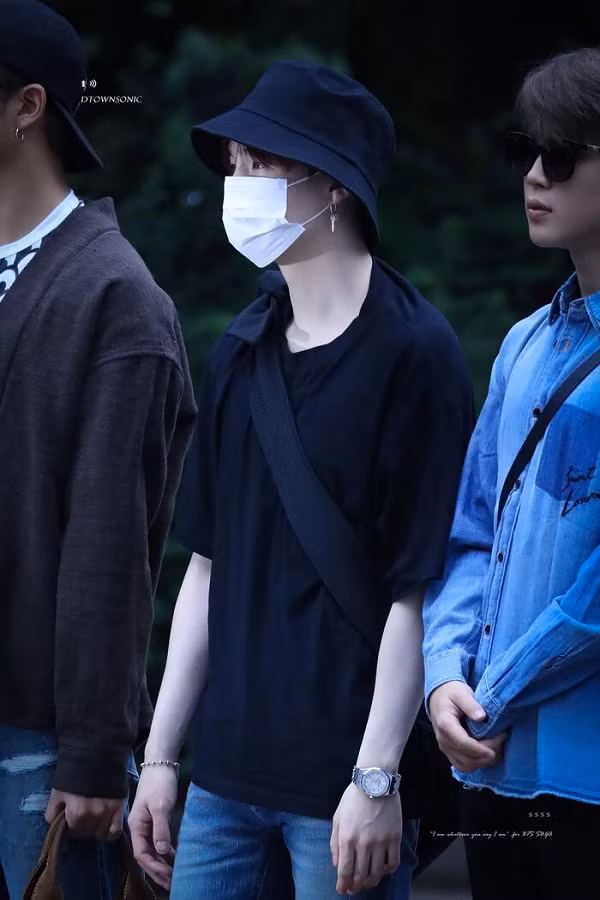 Trong một số lần xuất hiện trước công chúng, chàng rapper này còn được bắt gặp trên tay chiếc đồng hồ mang thương hiệu Audemars Piguet giá trị lên tới 17.750 USD (khoảng 412 triệu đồng).