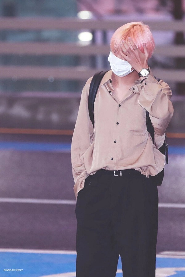 Dường như các thành viên của BTS đều có đam mê với đồng hồ, ngay cả nam thần V cũng sở hữu chiếc Jaeger-LeCoultre Master Eight Days có giá 18.500 USD (khoảng 430 triệu đồng).