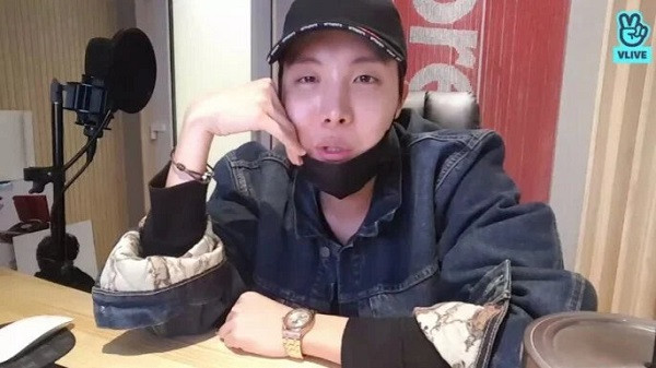  Thành viên BTS J-Hope sở hữu chiếc đồng hồ đắt giá Audemars Piguet Royal Oak Selfwinding khá giống với của Suga. Tuy nhiên chàng rapper kiêm "thánh nhảy" của nhóm lại chơi trội hơn khi sắm phiên bản giới hạn màu vàng hồng có giá 33.000 USD (khoảng 767 triệu đồng).