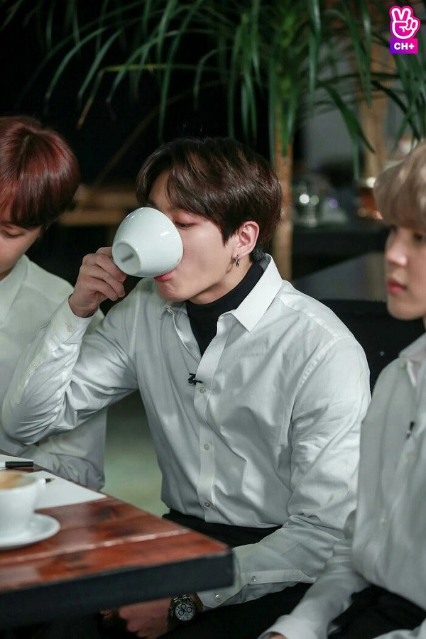 Trong khi em út Jungkook cũng mê mẩn sản phẩm của Rolex và từng được bắt gặp đeo trên tay chiếc đồng hồ Rolex Cosmograph Daytona có giá 22.500 USD (khoảng 523 triệu đồng).