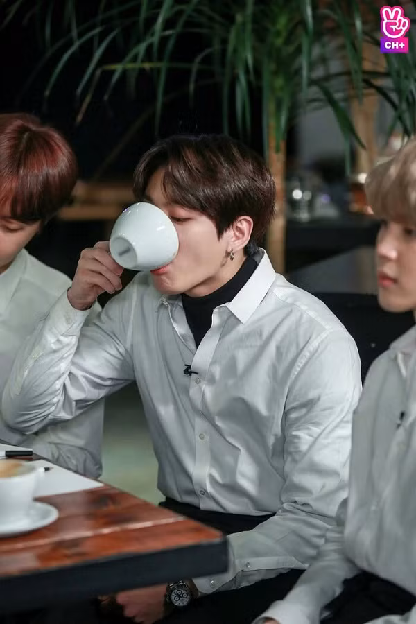 Trong khi em út Jungkook cũng mê mẩn sản phẩm của Rolex và từng được bắt gặp đeo trên tay chiếc đồng hồ Rolex Cosmograph Daytona có giá 22.500 USD (khoảng 523 triệu đồng).