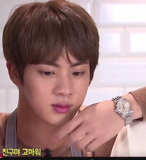 Anh cả Jin của BTS sở hữu chiếc đồng hồ Rolex Oyster Perpetual Datejust 34 có giá 5.250 USD (khoảng 122 triệu đồng). Tưởng chừng đã là đắt đỏ, nhưng đồng hồ mà Jin đang sử dụng lại có giá "bèo" nhất trong bộ sưu tập đồng hồ của các thành viên BTS.