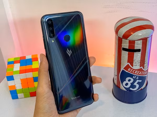 Vsmart Joy 3 phiên bản cấu hình cao RAM 4GB sẽ được lên kệ vào ngày 7/3 tới đây, đúng dịp các anh đang đau đầu lựa chọn quà tặng 8/3 tặng nửa kia của thế giới dịp Quốc tế phụ nữ. Đây là một trong những model hiếm hoi thuộc phân khúc điện thoại 3 triệu đồng được trang bị hệ thống 3 camera sau cực xịn.