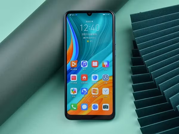 Huawei Enjoy 10e sở hữu nhiều đặc tính nổi bật như pin khủng, màn hình lớn, camera kép, đặc biệt có thể hỗ trợ sạc ngược cho các thiết bị khác thông qua cổng micro USB. Hiện smartphone này có 3 phiên bản màu sắc đẹp và sang trọng cho các chị em lựa chọn.