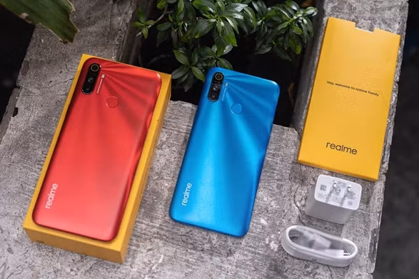 Realme C3 là một trong những smartphone rẻ nhất hiện nay có 3 camera sau, trong đó, camera chính 12 MP, 2 camera phụ độ phân giải 2 MP dùng để đo độ sâu trường ảnh, chụp xoá phông và chụp macro.