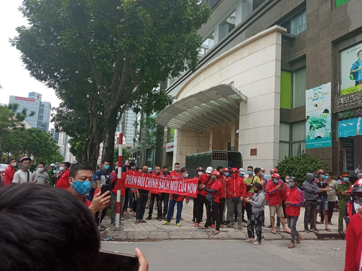 Bi ep lam viec 30 ngay, tai xe Now quay kin tru so phan doi