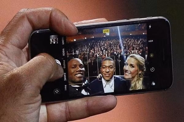Huyền thoại bóng đá Bờ Biển Nga Didier Drogba sử dụng iPhone 6S khi chụp ảnh selfie với siêu sao bóng đá người Pháp Kylian Mbappé tại Lễ trao giải Quả bóng vàng 2019. Ảnh: Zing.vn