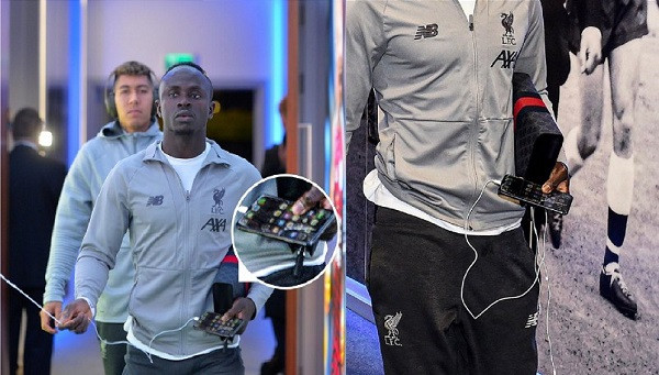Thu nhập hàng năm lên đến hàng trăm tỷ đồng, nhưng siêu sao Sadio Mané thi đấu cho CLB Liverpool khiến người hâm mộ ngạc nhiên khi nhiều lần bị bắt gặp vẫn sử dụng chiếc iPhone cũ đã vỡ màn hình. Anh hoàn toàn có thể mua cho mình 150 chiếc iPhone cao cấp nhất mỗi tuần nhưng lại dùng phần lớn số tiền lương để giúp đỡ xây dựng và hỗ trợ cho người dân ở quê nhà Sénégal. Ảnh: flvibe.com.ng