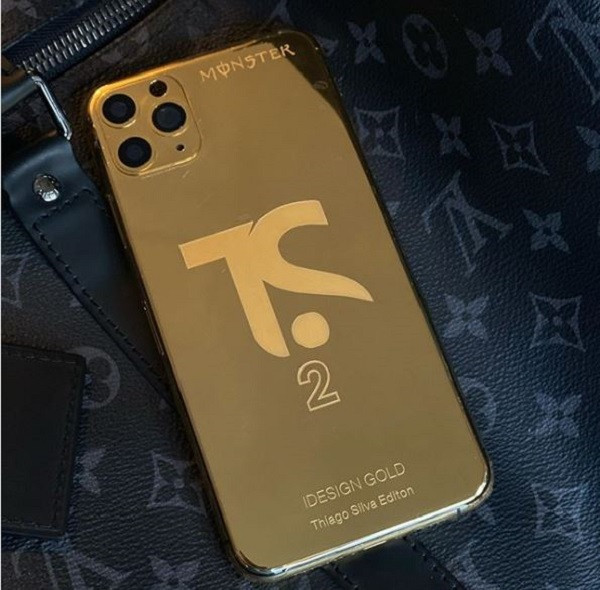 Mẫu điện thoại mới nhất của “nhà Táo” về tay Silva với mặt sau được khắc dòng chữ TS (viết tắt của tên cầu thủ này) cùng dòng chữ Monster và số áo hiện tại của anh tại PSG. Ảnh: Instagram