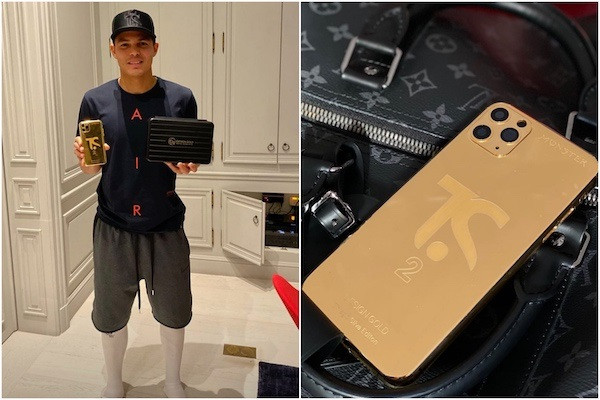 Thiago Silva - trung vệ người Brazil đang thi đấu cho Câu lạc bộ Pháp - Paris Saint-Germain - lựa chọn iPhone 11 Pro Max với thiết kế mạ vàng 24K làm “dế yêu” của mình. Ảnh: sportune.fr