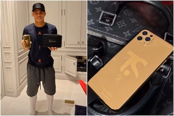 Thiago Silva - trung vệ người Brazil đang thi đấu cho Câu lạc bộ Pháp - Paris Saint-Germain - lựa chọn iPhone 11 Pro Max với thiết kế mạ vàng 24K làm “dế yêu” của mình. Ảnh: sportune.fr