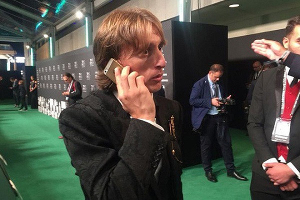 Khoảnh khắc nhận danh hiệu The Best 2018 của FIFA dành cho Cầu thủ xuất sắc nhất năm, cũng là thời điểm tiền vệ nổi tiếng người Croatia - Luka Modric bị bắt gặp khi đang gọi điện thoại bằng chiếc iPhone 5S khá lỗi thời. Được biết, vào thời điểm đó anh đang thi đấu cho CLB Hoàng gia Tây Ban Nha Real Madrid với mức lương 180.000 bảng/tuần (hơn 5 tỷ đồng). Ảnh: 24h.com.vn