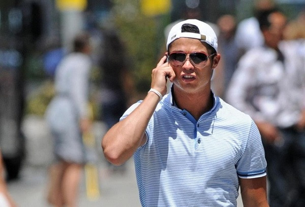 Luôn là một trong số những cầu thủ hot nhất thế giới, “nhất cử nhất động” của Cristiano Ronaldo đều trở thành tâm điểm chú ý của giới truyền thông, và tất nhiên bao gồm cả việc CR7 sử dụng điện thoại gì. Theo một số nguồn tin, anh đang sử dụng iPhone X thay vì những chiếc điện thoại mạ vàng sang trọng như nhiều đồng nghiệp. Ảnh: urbanmarketplace.us 