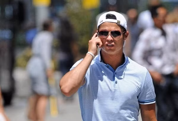 Luôn là một trong số những cầu thủ hot nhất thế giới, “nhất cử nhất động” của Cristiano Ronaldo đều trở thành tâm điểm chú ý của giới truyền thông, và tất nhiên bao gồm cả việc CR7 sử dụng điện thoại gì. Theo một số nguồn tin, anh đang sử dụng iPhone X thay vì những chiếc điện thoại mạ vàng sang trọng như nhiều đồng nghiệp. Ảnh: urbanmarketplace.us 