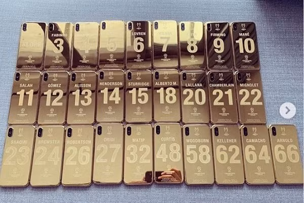 Mỗi cầu thủ sở hữu một chiếc điện thoại có giá trị 3.500 bảng Anh (khoảng 105 triệu đồng). Điều đặc biệt nhất là những siêu phẩm điện thoại này đều được thiết kế theo số áo thi đấu, cùng logo C1 tại Madrid kèm biểu tượng Champion League. Ảnh: Instagram