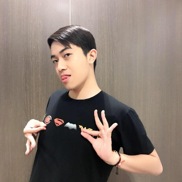 Cái tên tiếp theo được cho là "đại gia ngầm" trong làng streamer đó là Cris Phan. Tương tự như Xemesis, anh chàng này cũng được sinh ra trong gia đình giàu có khi anh chàng từng tự làm vlog review căn nhà nguy nga, lộng lẫy như cung điện của mình.