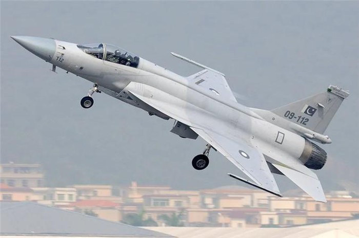 JF-17 Thunder (Pakistan). JF-17 là chiến đấu cơ hạng nhẹ thế hệ thứ 4, được chế tạo bởi Tập đoàn Công nghiệp Máy bay Thành Đô (Chengdu Aircraft Industry Group - CAC) của Trung Quốc và Khu liên hợp hàng không Pakistan (Pakistan Aeronautical Complex - PAC) của Pakistan. JF-17/FC-1 là một mẫu máy bay một động cơ của Trung Quốc bắt nguồn từ các mẫu thử nghiệm MiG-29 của Liên Xô. Hai chiếc đầu tiên đã được chuyển giao cho Không quân Pakistan vào 12/3/2007.